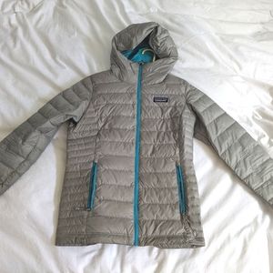 Patagonia women's XS down puffy hooded jacket silver gray w/teal zipper & lining